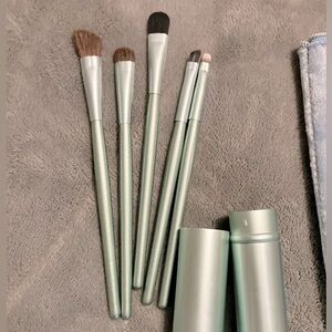 5 Piece Makeup Brush set with holder